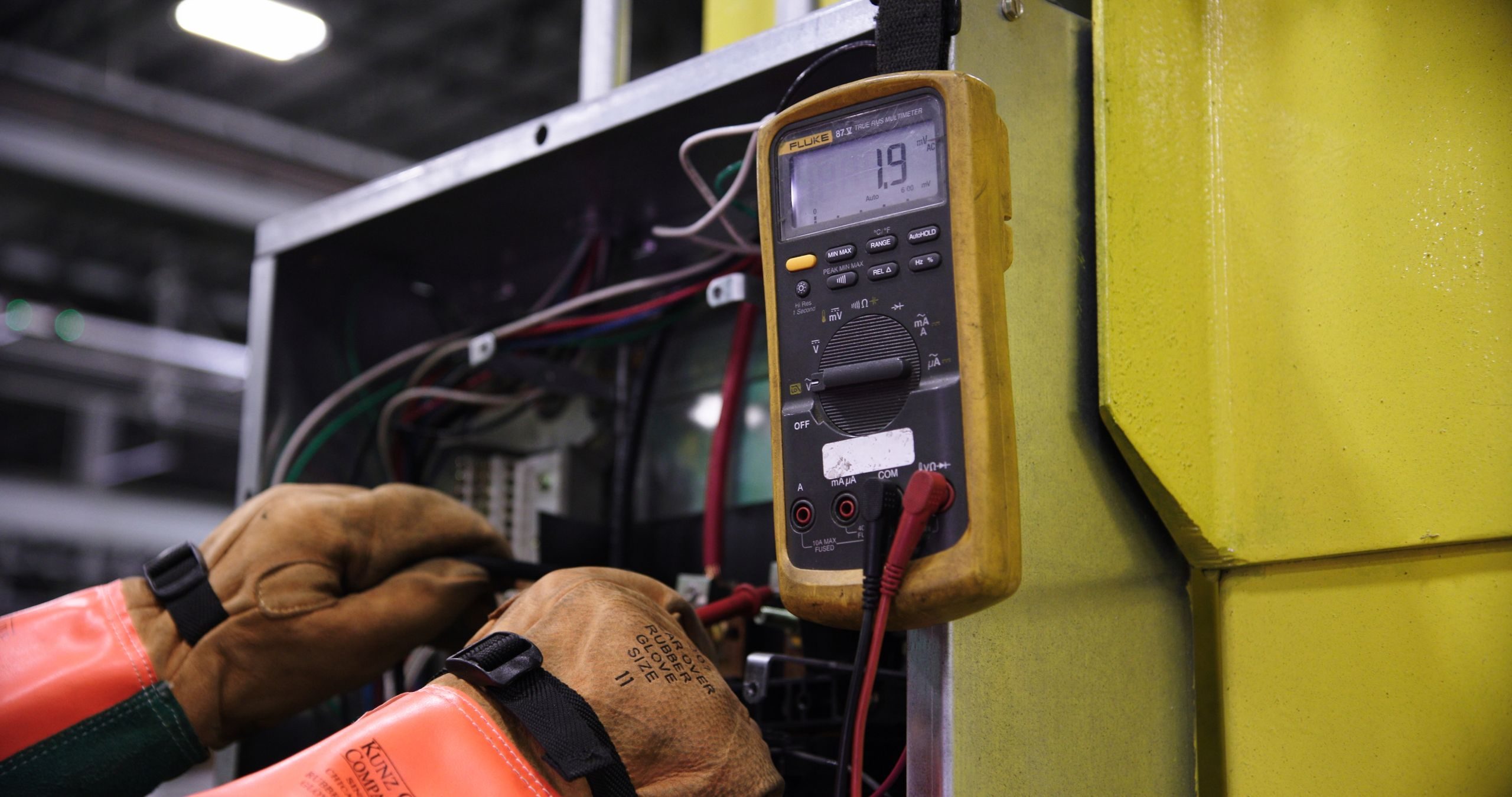 Contr&ocirc;le d&rsquo;une armoire &eacute;lectrique industrielle